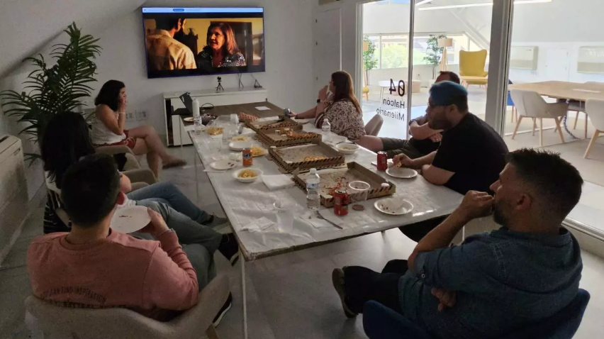 Cineforum Te estoy amando locamente como actividad por el mes del Orgullo 2024